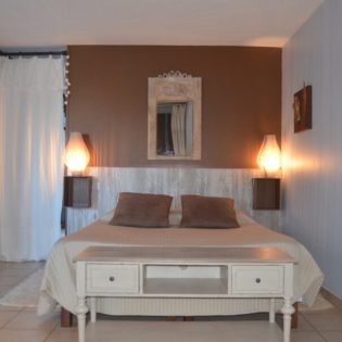 Chambres hôtes Chaumont sur Loire, chambre Martin Pêcheur vue lit et lampes de chevet
