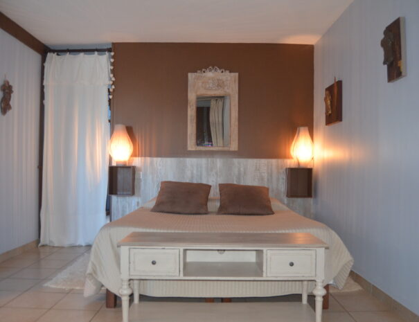 Chambres hôtes Chaumont sur Loire, chambre Martin Pêcheur vue lit et lampes de chevet