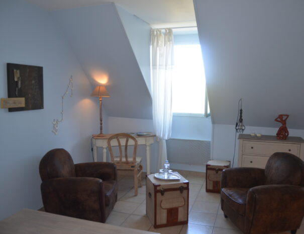 Chambres hôtes Chaumont sur Loire, chambre Martin Pêcheur vue le salon et le bureau