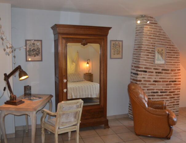 Chambres hôtes Chaumont sur Loire, chambre Bergeronnette, vue armoire et bureau
