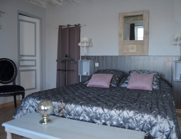 Chambres hôtes Chaumont sur Loire, chambre Rouge Gorge, vue lit et porte toilettes