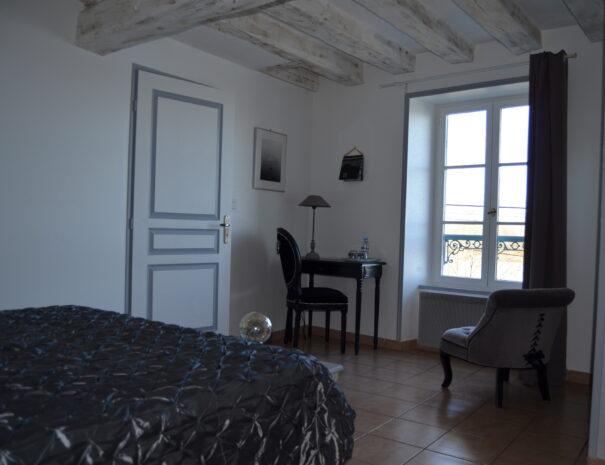Chambres hôtes Chaumont sur Loire, chambre Rouge Gorge, vue fenêtre et bureau