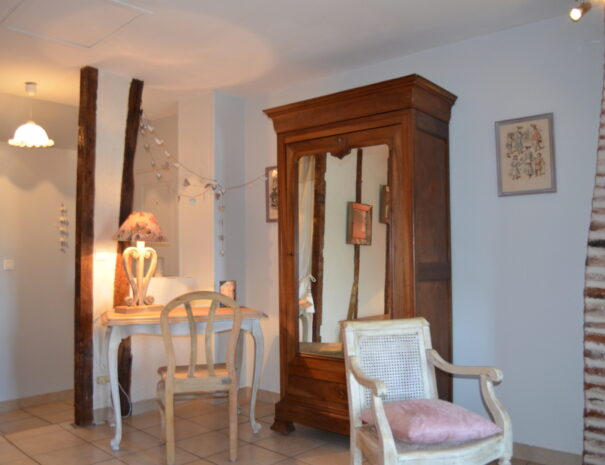 Chambres hôtes Chaumont sur Loire, chambre Bergeronnette, vue bureau et armoire